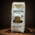 Weiße packung cantuccini schokolade 250 g mit gold creme muster und schokoladenkeks abbildung