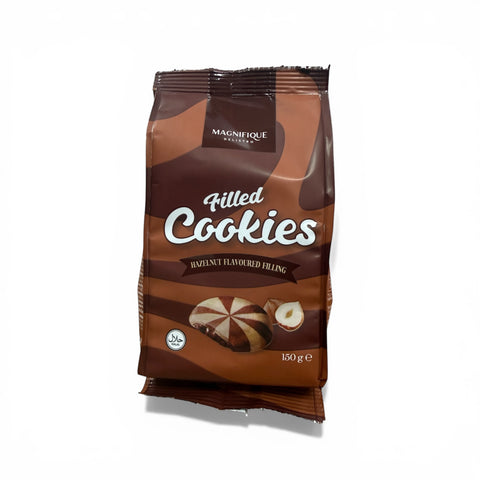 Eine braun-creme swirl-musterierte tasche mit magnifique delis gefüllten haselnusskeksen 150 g