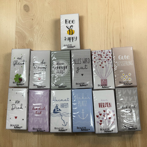 Eine sammlung von zwölf weißen boltze taschentücherboxen mit verschiedenen designs und sprüchen