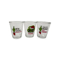 Drei klare gläser schnapsglas festtagsmuffel mit grünen grinch-motiven und schwarzem und rotem text