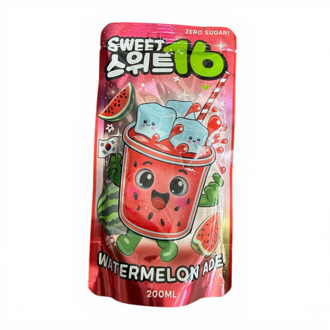 Ein leuchtend roter sweet16 erfrischungsgetränk beutel mit einer cartoon-wassermelone und eiswürfeln im 200 ml format