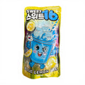 A lebhaft gelbe pouch von sweet16 erfrischungsgetränk 200 ml mit cartoon blauem becher eiswürfeln und zitronenscheiben