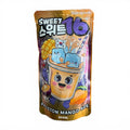 Ein lebhafter goldener beutel mit sweet16 passion mango ade featuring ein cartoon-getränk mit blauen eiswürfeln und mangoscheiben