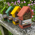 Farbe holz insektenhotel 15x8x20cm mit bunten bambusrohren und rundlöchern mit markenetikett