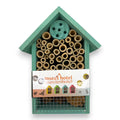 Tealfarbenes insektenhotel 15x8x20 cm aus holz mit bambusrohren und grünem perforiertem scheibenfilter