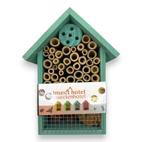 Tealfarbenes insektenhotel 15x8x20 cm aus holz mit bambusrohren und grünem perforiertem scheibenfilter