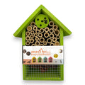 Grünes insektenhotel 15x8x20cm aus holz mit dach, gefüllt mit bambusröhren und rundem grünem scheiben-abschnitt