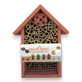 Insektenhotel 15x8x20cm aus rotem holz mit dach gefüllt mit bambusröhren und rundem korkstück