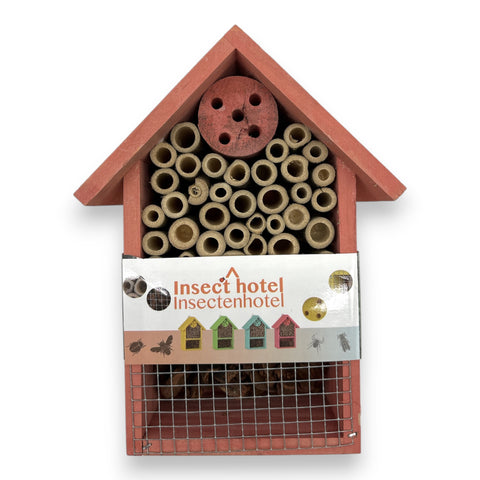 Insektenhotel 15x8x20cm aus rotem holz mit dach gefüllt mit bambusröhren und rundem korkstück