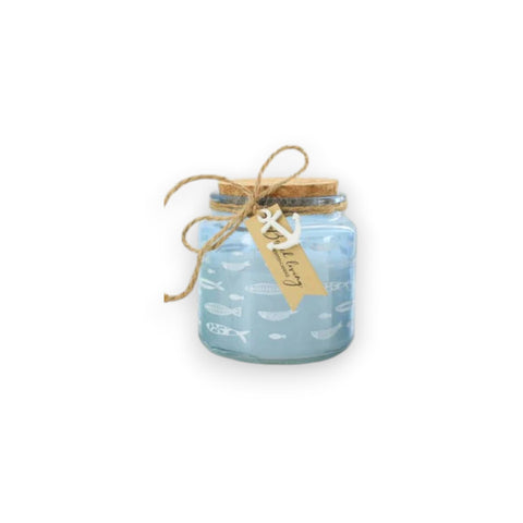 Duftkerze maritim 10x10x11cm in hellblauem glas mit korkverschluss twineschleife und weißen fisch- und bootmotiven