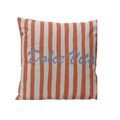 Ein quadratisches kissen 43x43cm mit kräftigen orange-weißen vertikalen streifen und dolce vita logo in grau