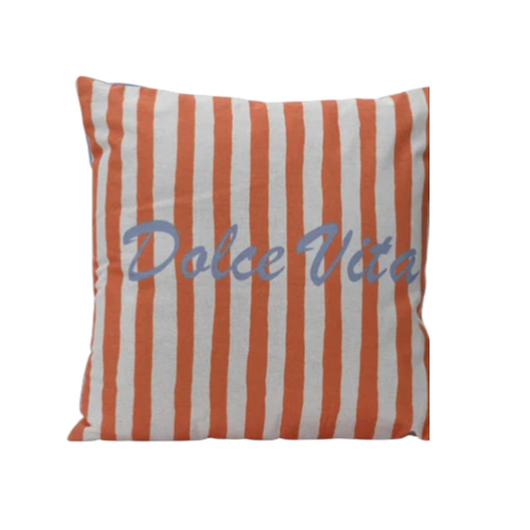 Ein quadratisches kissen 43x43cm mit kräftigen orange-weißen vertikalen streifen und dolce vita logo in grau