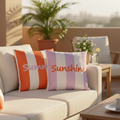Zwei gestreifte outdoor-kissen sommer 45x45cm in orange weiß und lavendel weiß mit sommer sunshine text