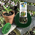 Klettband für pflanzen magic tape universal grün aus floraler grünband rolle neben topfpflanze auf holzfläche