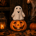 Ein weißer kürbis geist mit lächelndem gesicht sitzt auf einem orangefarbenen pumpkin laterne mit kerze innen