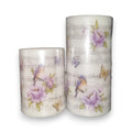 Led-kerze 2er-set flower mit zylindrischen keramikkerzenhaltern in lila mit pfingstrosenmuster und blaumeisen auf notenblatt