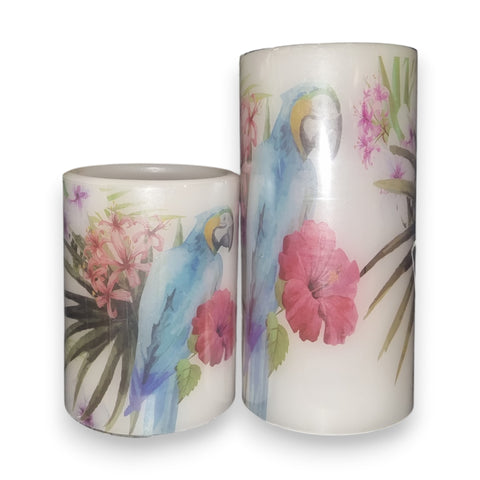 Led-kerze 2er-set flower mit zwei zylindrischen haltern in blau und rosa mit macaw-vogel und hibiskusblumen auf cremeweiß