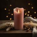 Led echtwachskerze rosa 7,5x15 cm mit sanft leuchtender pinkfarbener led flamme und realistischem wachskörper