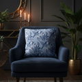 Navyblauer samt sessel mit dekorativem led-kissen vögel in blau mit vogel- und floralem muster