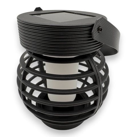 Schwarze led solarhängelaterne mit warmweißem licht und rippemuster im käfig design und griff