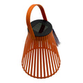 Orange solar-laterne warmweiß mit schlanker lattenoptik und schwarzem oberteil aus solarbetriebenem material