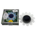 Weiße solarbetriebene led blume auf stab mit transluzenten blütenblättern und schwarzem zentralpanel solar blume 12led 15cm warmweiß weiß
