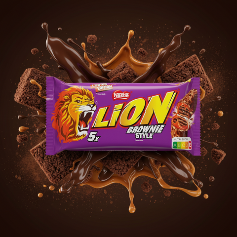 Lila verpackter Nestlé Lion Brownie Style Schokoriegel mit brüllendem Löwenlogo und karamellüberzogenen Brownies