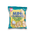 Ein lebhaftes türkis-gelbes paket lu mini cracker 77g in sour cream und onion geschmack mit durchsichtigem fenster
