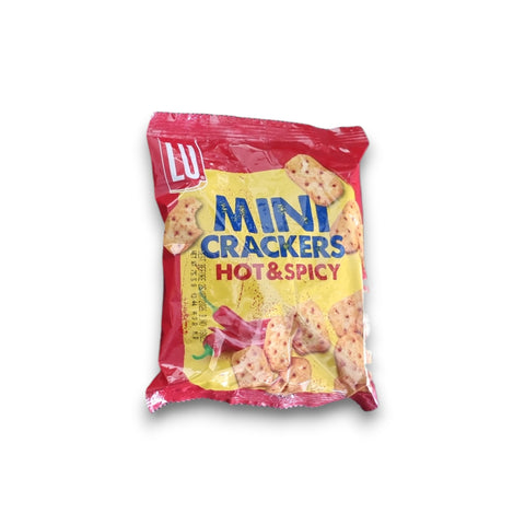 Rote und gelbe verpackung eines lu mini cracker 77g hot und spicy snackbeutels