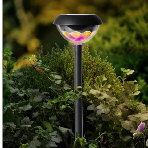Schwarze solar-gartenlampe mit klarem glasdom und bunten, 360° muster, das in pink und gelb leuchtet