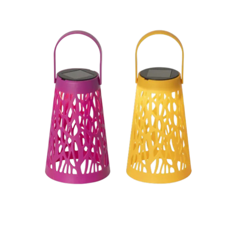 Zwei solar-laternen warmweiß in pink und gelb mit kegelförmigem perforiertem kunststoffgehäuse und griff oben