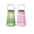 Zwei solar-laternen in pastellmint und rosa mit perforiertem blattdesign und tragegriff warmweißes licht