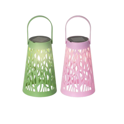 Zwei solar-laternen in pastellmint und rosa mit perforiertem blattdesign und tragegriff warmweißes licht
