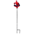 Gartenstecker spiderman mit rot-blauer figur aus metall auf schwarzem stahlstab für den garten