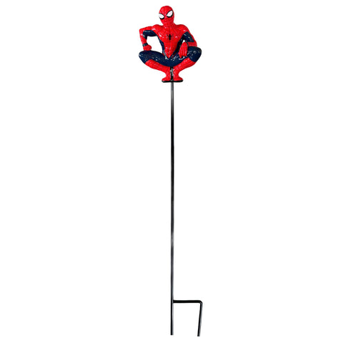Gartenstecker spiderman mit rot-blauer figur aus metall auf schwarzem stahlstab für den garten