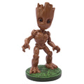 Gartenfigur groot braune figur mit detaillierter baumrindenstruktur und ausdrucksstarken augen auf grünem grasgrund