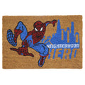Braune coirmatte mit rotem und blauem spider-man im schwung über nachbarschaftsheld text vor städtischer skyline