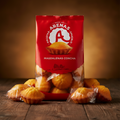 Ein leuchtend rotes paket arenas pueblo magdalenas concha mit sichtfenster zeigt goldbraune gebäckstücke 420 g