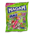 Ein leuchtend grüner plastikbeutel gefüllt mit bunten maomixx bonbons zeigt die marke maoam und eine cartoon-froschfigur