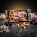 Packung margherita 160g gebäck mit kirschfüllung aus goldbraunen shortbread rundlingen und roter amarenakirsche