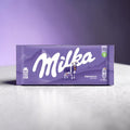 Milka schokolade alpenmilch 45g mit lila verpackung weißer schrift und kuhillustration auf der frontseite