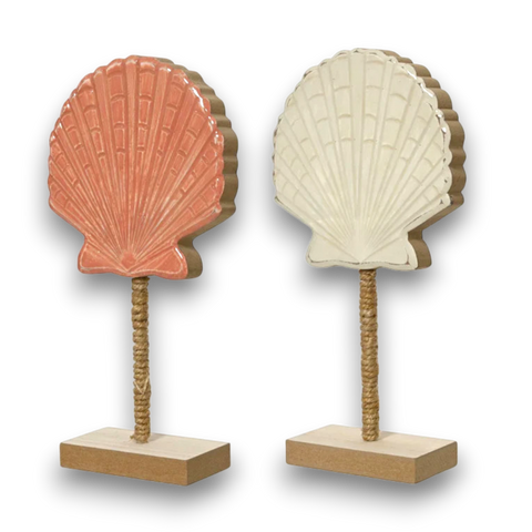 Zwei dekorative muschelornamente in koralle und beige aus mdf auf gedrehten seilstielen mit hellen holzbases