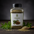 Ein klarer plastikbehälter mit schwarzem deckel enthält fein gemahlenen grünen oregano von goco food in 110g