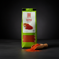 Ein lebhaft grüner beutel paprika edelsüß 60g von good food mit durchsichtigem fenster und rotem gemahlenem gewürz