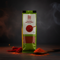 Ein lebendiger grüner und gelber beutel cco food paprika geräuchert 60g mit sichtbarem roten pulver durch fenster