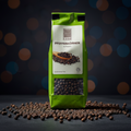 Ein lebendiges grünes paket pfefferkörner schwarz 60g von eco food mit durchsichtigem fenster und schwarzen pfefferkörnern innen