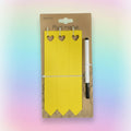 Pflanzenmarker-set 4tlg mit leuchtend gelben herzförmigen pflanzenschildern und weiß-schwarzem marker auf karton