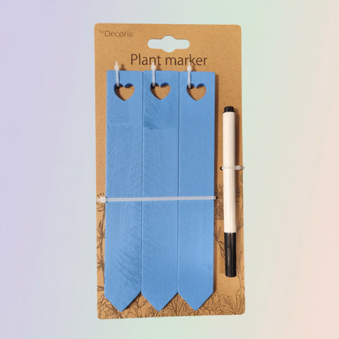 Set aus drei hellblauen kunststoff pflanzenmarkern mit herzförmigen auschnitten und schwarzem schlauchmarker