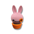 3d voodoo-hase pinke gehäkelte hasenfigur mit gestickten gesichtszügen und orange farbenem knopfachsessel