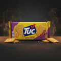 Ein lebhaft gelb und violett verpacktes tuc smoky bacon cracker paket mit blauem logo und roten akzenten 100 g